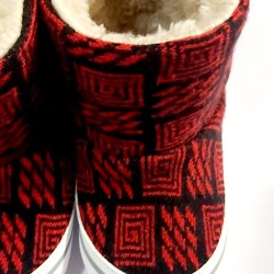 Бебешки пухкави ботушки с вълна в червено каре