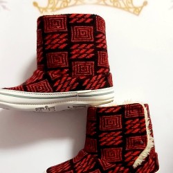 Бебешки пухкави ботушки с вълна в червено каре Бебешки пухкави ботушки с вълна в червено каре