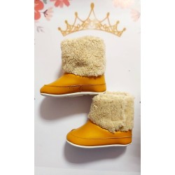 Бебешки пухкави ботушки в цвят горчица