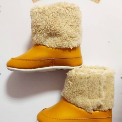 Бебешки пухкави ботушки в цвят горчица Бебешки пухкави ботушки в цвят горчица