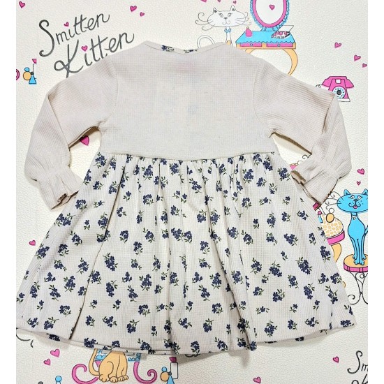 Детска рокля в бежово на сини цветчета