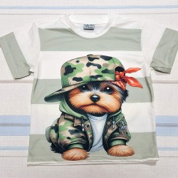 Детска лятна тениска с кученце в камуфлажни дрехи Детска лятна тениска с кученце в камуфлажни дрехи