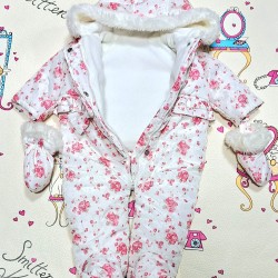 Бебешки зимен пухкав космонавт в бяло на розови рози