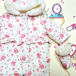 Бебешки зимен пухкав космонавт в бяло на розови рози