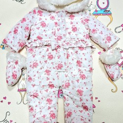 Бебешки зимен пухкав космонавт в бяло на розови рози