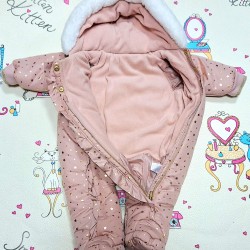 Пухкав бебешки зимен космонавт в розово на златни звездички Пухкав бебешки зимен космонавт в розово на златни звездички