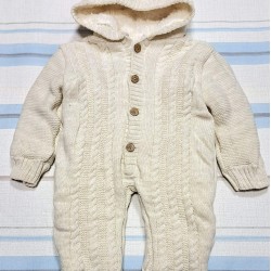 Бебешки пухкав плетен космонавт в екрю с качулка