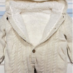 Бебешки пухкав плетен космонавт в екрю с качулка