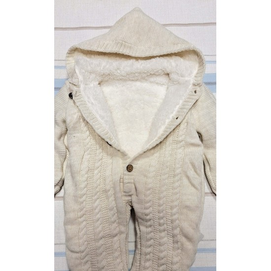 Бебешки пухкав плетен космонавт в екрю с качулка