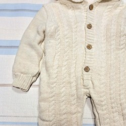 Бебешки пухкав плетен космонавт в екрю с качулка