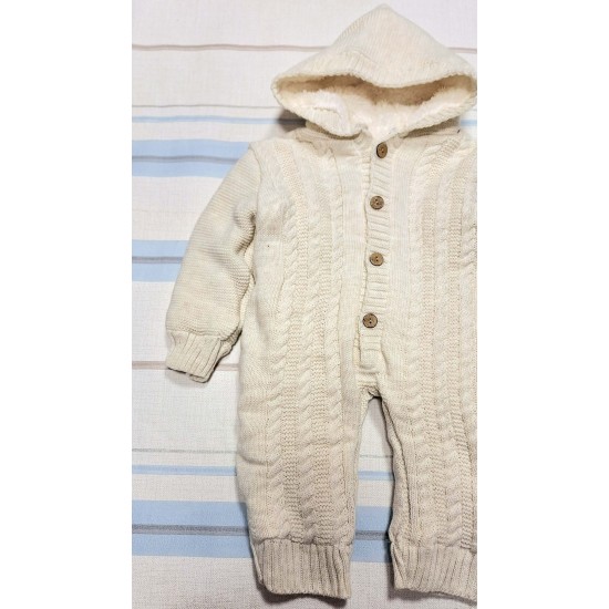 Бебешки пухкав плетен космонавт в екрю с качулка