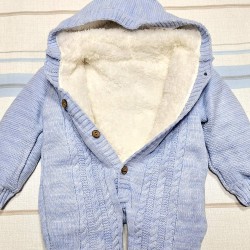 Бебешки плетен космонавт в светло синьо с качулка