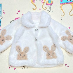Пухкаво бебешко палтенце в бяло със зайчета