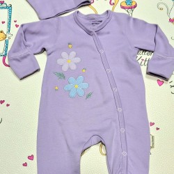 Бебешки памучен гащеризон с шапка в лилаво Flowers Бебешки памучен гащеризон с шапка в лилаво Flowers