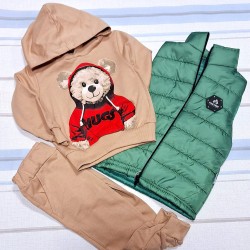 Детски комплект в кафяво от 3 части с мече и със зелен елек Детски комплект в кафяво от 3 части с мече и със зелен елек