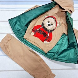 Детски комплект в кафяво от 3 части с мече и със зелен елек Детски комплект в кафяво от 3 части с мече и със зелен елек