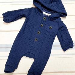 Бебешки памучен капитониран гащеризон в тъмносиньо с качулка