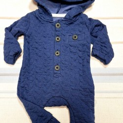 Бебешки памучен капитониран гащеризон в тъмносиньо с качулка Бебешки памучен капитониран гащеризон в тъмносиньо с качулка
