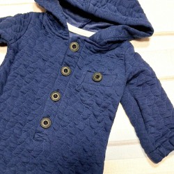 Бебешки памучен капитониран гащеризон в тъмносиньо с качулка