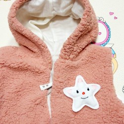 Детски пухкав мек елек с качулка в тъмно розово ,,Звездичка Детски пухкав мек елек с качулка в тъмно розово ,,Звездичка