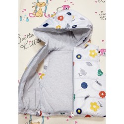 Детски шушляков ватиран елек в бяло с цветя и качулка Детски шушляков ватиран елек в бяло с цветя и качулка