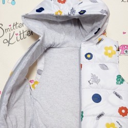 Детски шушляков ватиран елек в бяло с цветя и качулка Детски шушляков ватиран елек в бяло с цветя и качулка