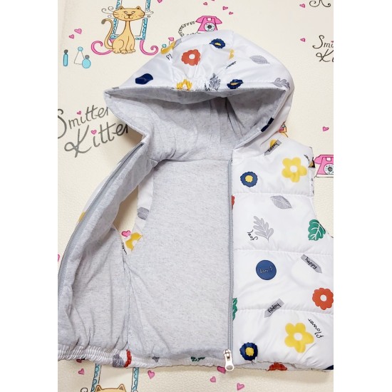 Детски шушляков ватиран елек в бяло с цветя и качулка Детски шушляков ватиран елек в бяло с цветя и качулка