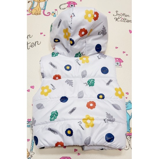 Детски шушляков ватиран елек в бяло с цветя и качулка Детски шушляков ватиран елек в бяло с цветя и качулка