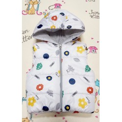 Детски шушляков ватиран елек в бяло с цветя и качулка