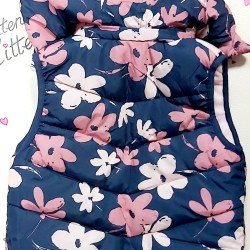 Ватиран преходен шушляков елек с качулка в тъмносиньо на цветя Ватиран преходен шушляков елек с качулка в тъмносиньо на цветя