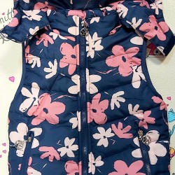 Ватиран преходен шушляков елек с качулка в тъмносиньо на цветя