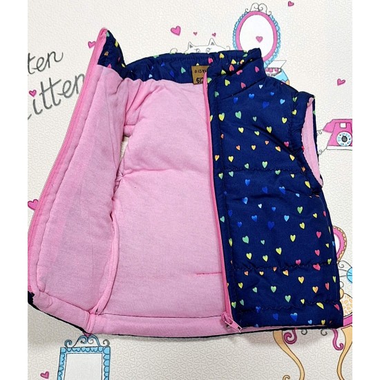 Бебешки шушляков елек в тъмносиньо на цветни сърца Бебешки шушляков елек в тъмносиньо на цветни сърца