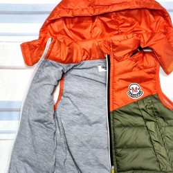 Детски олекотен преходен елек в оранжево и зелено с качулка Детски олекотен преходен елек в оранжево и зелено с качулка