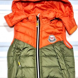 Детски олекотен преходен елек в оранжево и зелено с качулка Детски олекотен преходен елек в оранжево и зелено с качулка