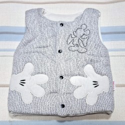 Бебешки преходен елек в светло сиво с Мики Маус Бебешки преходен елек в светло сиво с Мики Маус