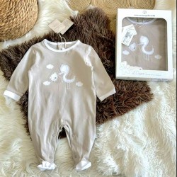 Луксозен италиански бебешки гащеризон в бежово с щъркелче в кутия Луксозен италиански бебешки гащеризон в бежово с щъркелче в кутия