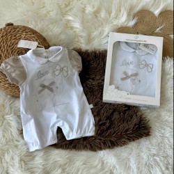 Луксозен италиански бебешки летен гащеризон в бяло и бежово с кученце в кутия Луксозен италиански бебешки летен гащеризон в бяло и бежово с кученце в кутия