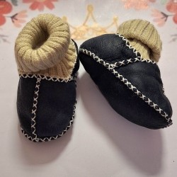 Бебешки буйки с пухкава подплата от естествена кожа в тъмносиньо