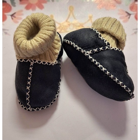 Бебешки буйки с пухкава подплата от естествена кожа в тъмносиньо