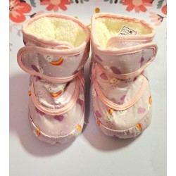 Пухкави бебешки ботушки в бледо лилаво с лилави облачета