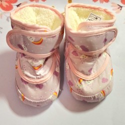 Пухкави бебешки ботушки в бледо лилаво с лилави облачета