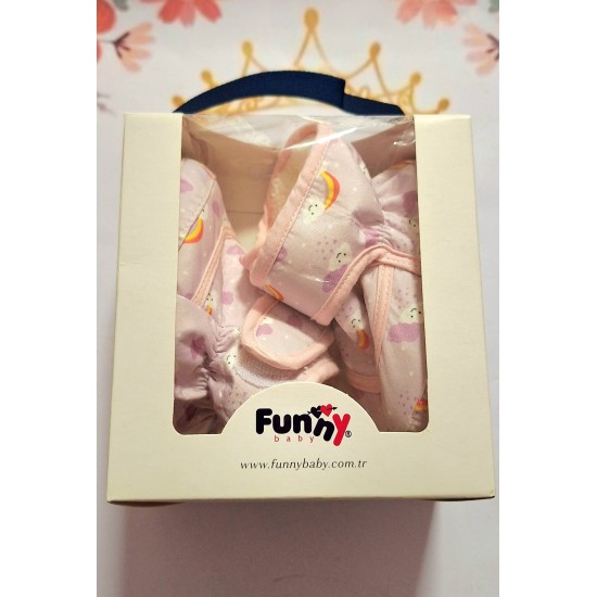 Пухкави бебешки ботушки в бледо лилаво с лилави облачета Пухкави бебешки ботушки в бледо лилаво с лилави облачета