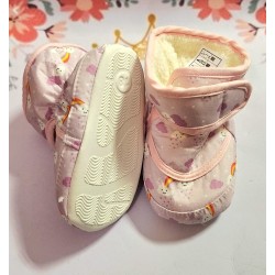 Пухкави бебешки ботушки в бледо лилаво с лилави облачета