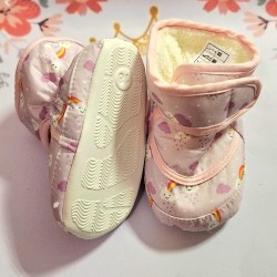 Пухкави бебешки ботушки в бледо лилаво с лилави облачета