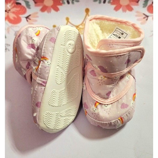 Пухкави бебешки ботушки в бледо лилаво с лилави облачета Пухкави бебешки ботушки в бледо лилаво с лилави облачета