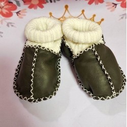 Бебешки буйки с пухкава подплата от естествена кожа в зелено