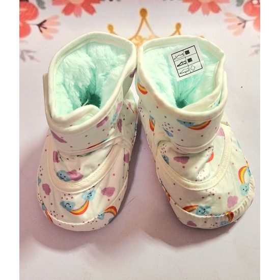 Пухкави бебешки ботушки в бяло и резеда с лилави облачета Пухкави бебешки ботушки в бяло и резеда с лилави облачета