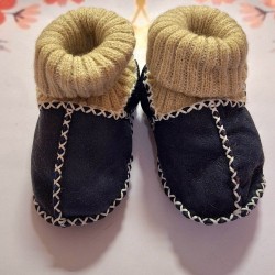 Бебешки буйки с пухкава подплата от естествена кожа в тъмносиньо