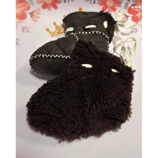 Бебешки кожени пухкави ботушки в тъмно кафяво Бебешки кожени пухкави ботушки в тъмно кафяво