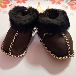 Бебешки зимни кожени буйки в кафяво с кафяв пух Бебешки зимни кожени буйки в кафяво с кафяв пух